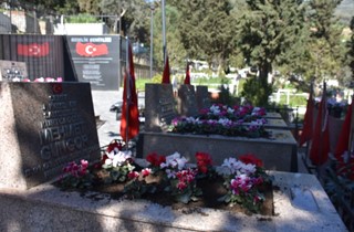 Şehitliklere Titiz Bakım